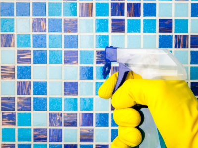 Nettoyer et préserver la ligne d'eau de votre piscine